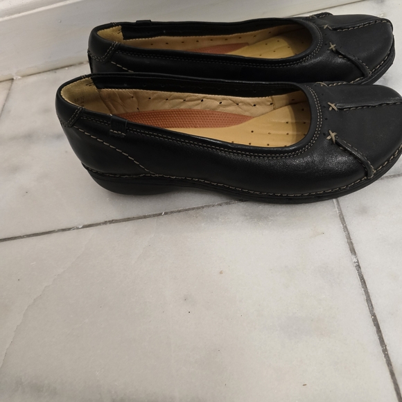 Clarks Women's Black Leather Flats - Picture 2 of 5